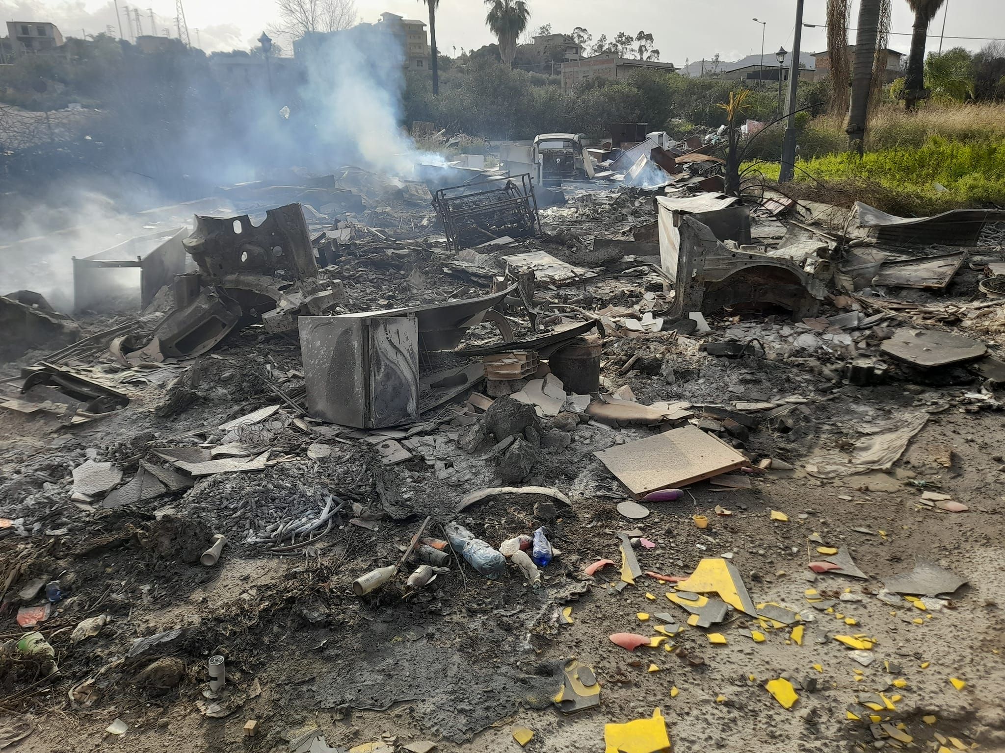 Reggio, ancora distese di rifiuti in fiamme ad Arghillà – FOTO