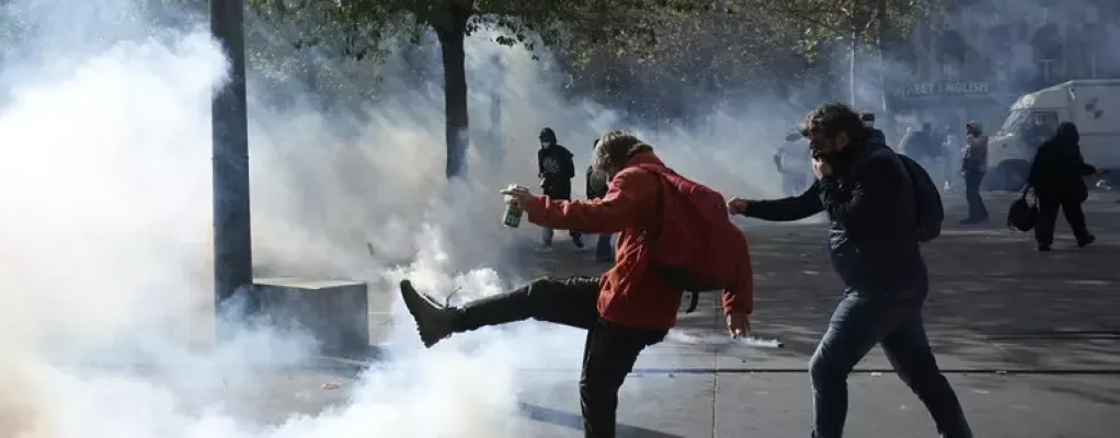 Parigi, scatta il coprifuoco in alcuni quartieri