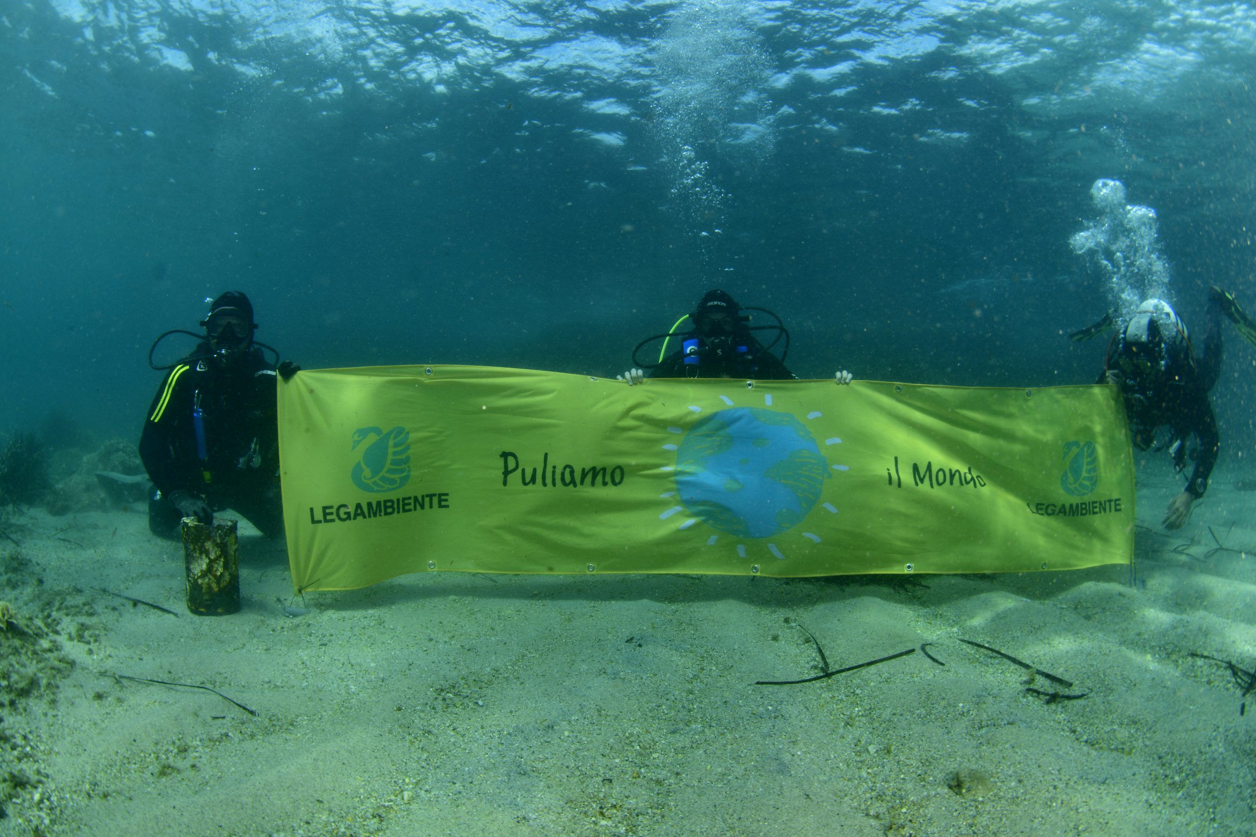 Pneumatici e anche una cassetta di un quadro elettrico: i rifiuti trovati a Tropea