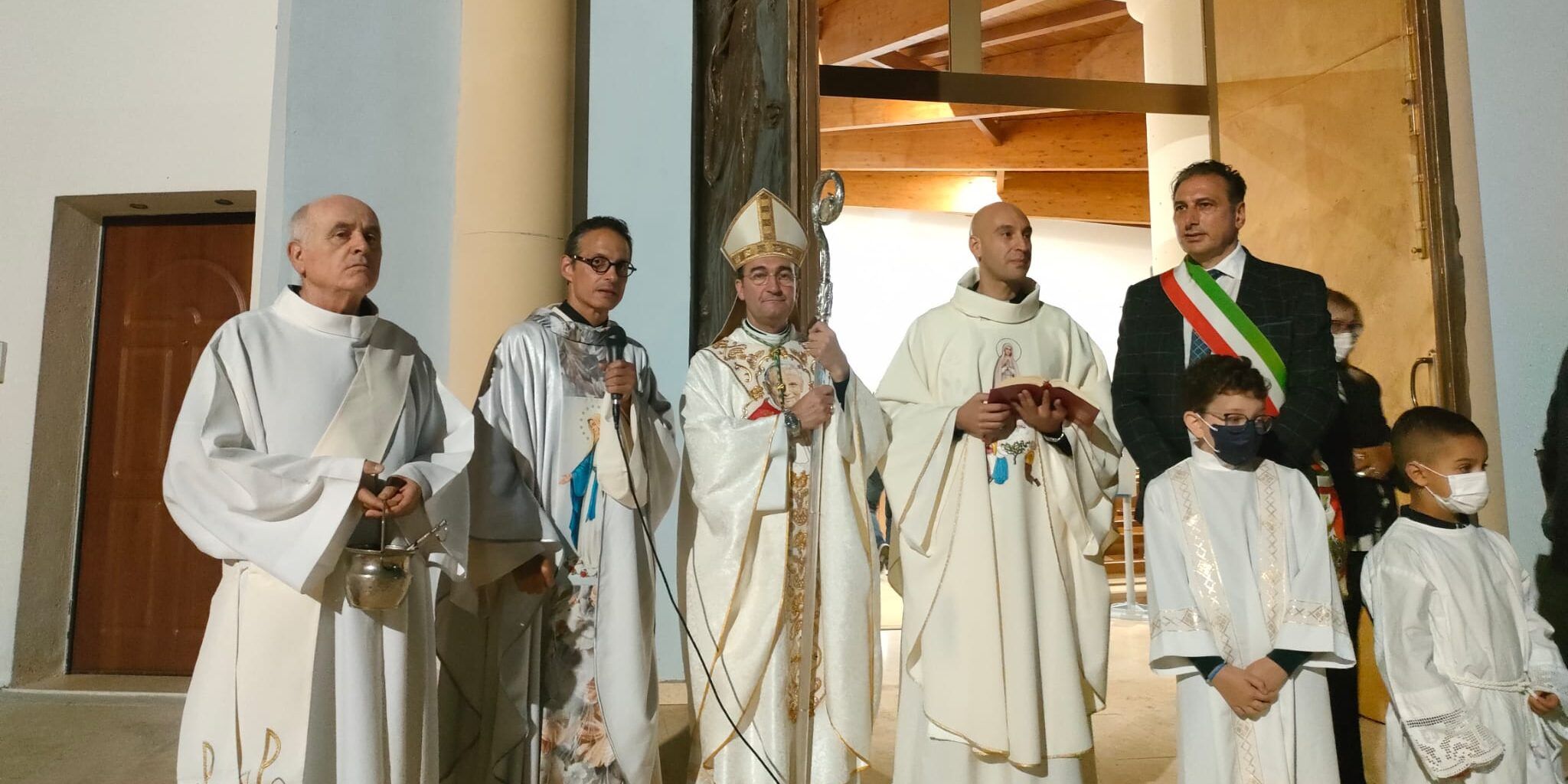 Il vescovo di Lamezia benedice i pannelli che ricordano la vita di Giovanni Paolo II