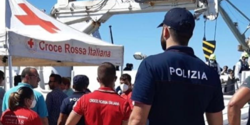 Sbarco di 39 persone a Crotone dalla rotta turca, la Polizia ferma due scafisti