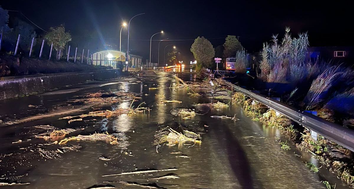 Maltempo nel Crotonese, nella notte danni e strade allagate. Chiusa al traffico la SS107 – VIDEO E FOTO