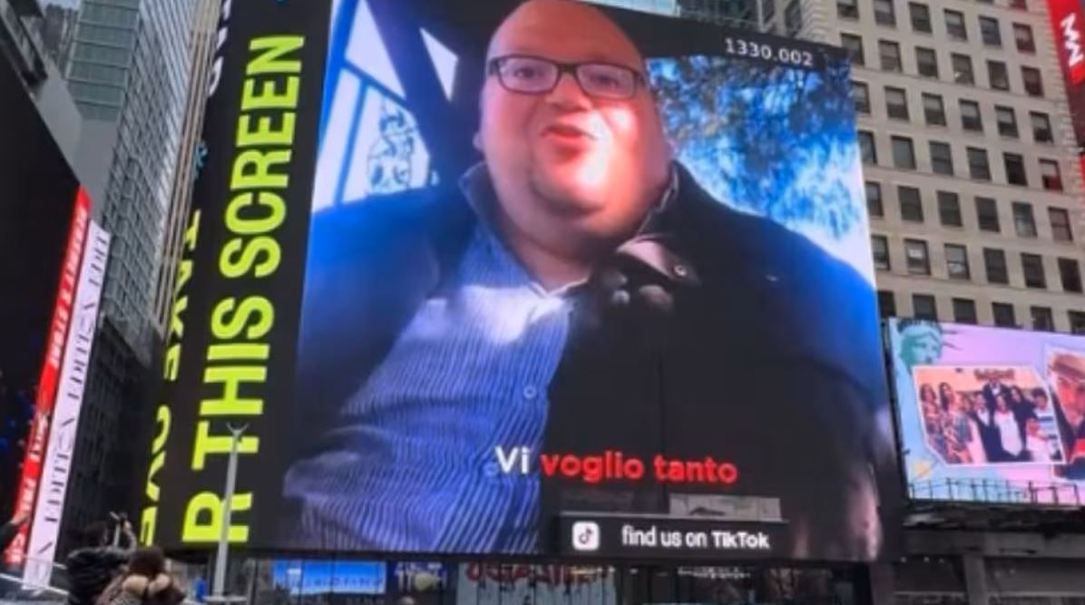 Tributo a Times Square per lo youtuber di Rossano