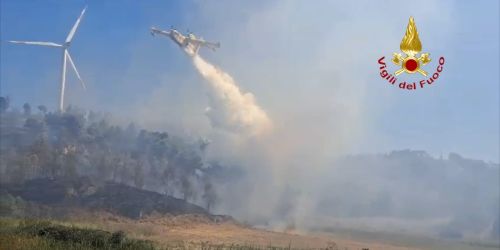 Crotone, Poggio Pudano brucia da 24 ore. In azione due Canadair