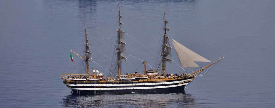 L’omaggio dell’Amerigo Vespucci ai Bronzi di Riace: “avvistata” al largo della costa ionica calabrese