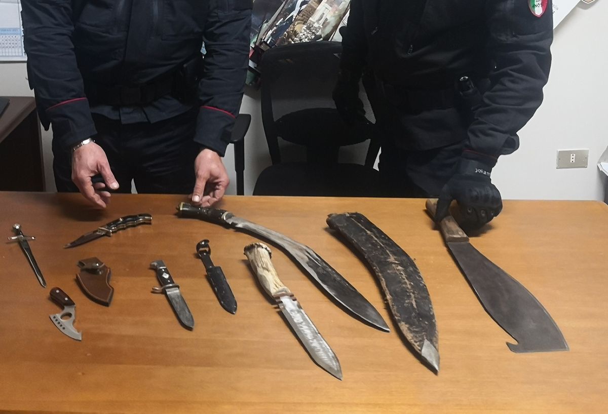 Corigliano Rossano, trovato con un arsenale di armi dopo aver minacciato la moglie