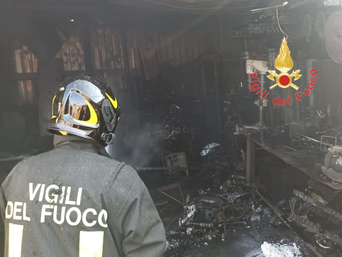 Crotone, un rogo devasta un box – FOTO