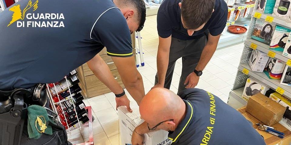 Droga e lavoro nero sulla costa ionica cosentina: sanzioni, sequestri e arresti della Finanza