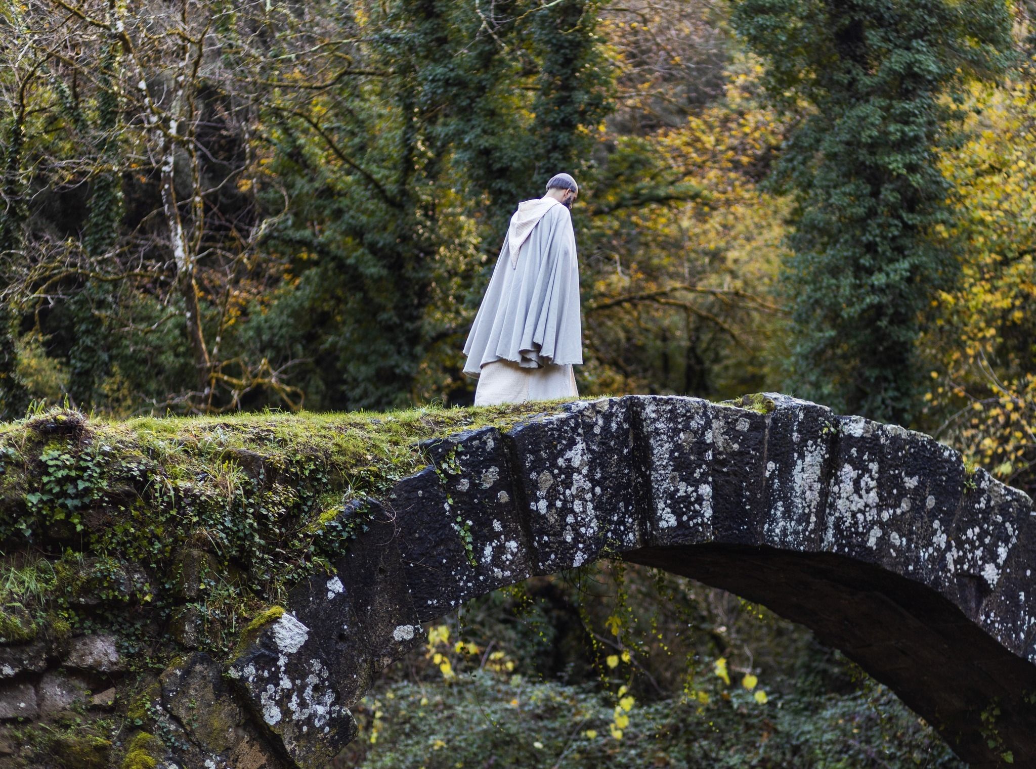 Il fascino misterioso dell’Abbazia di Corazzo nel film “Il Monaco che vinse l’Apocalisse”