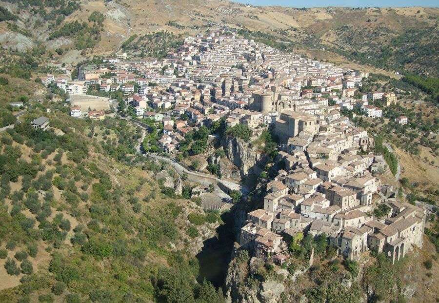 Oriolo al “Borgo dei Borghi”. Il sostegno di Occhiuto: «Tifo per voi e chiedo ai calabresi di votarvi»