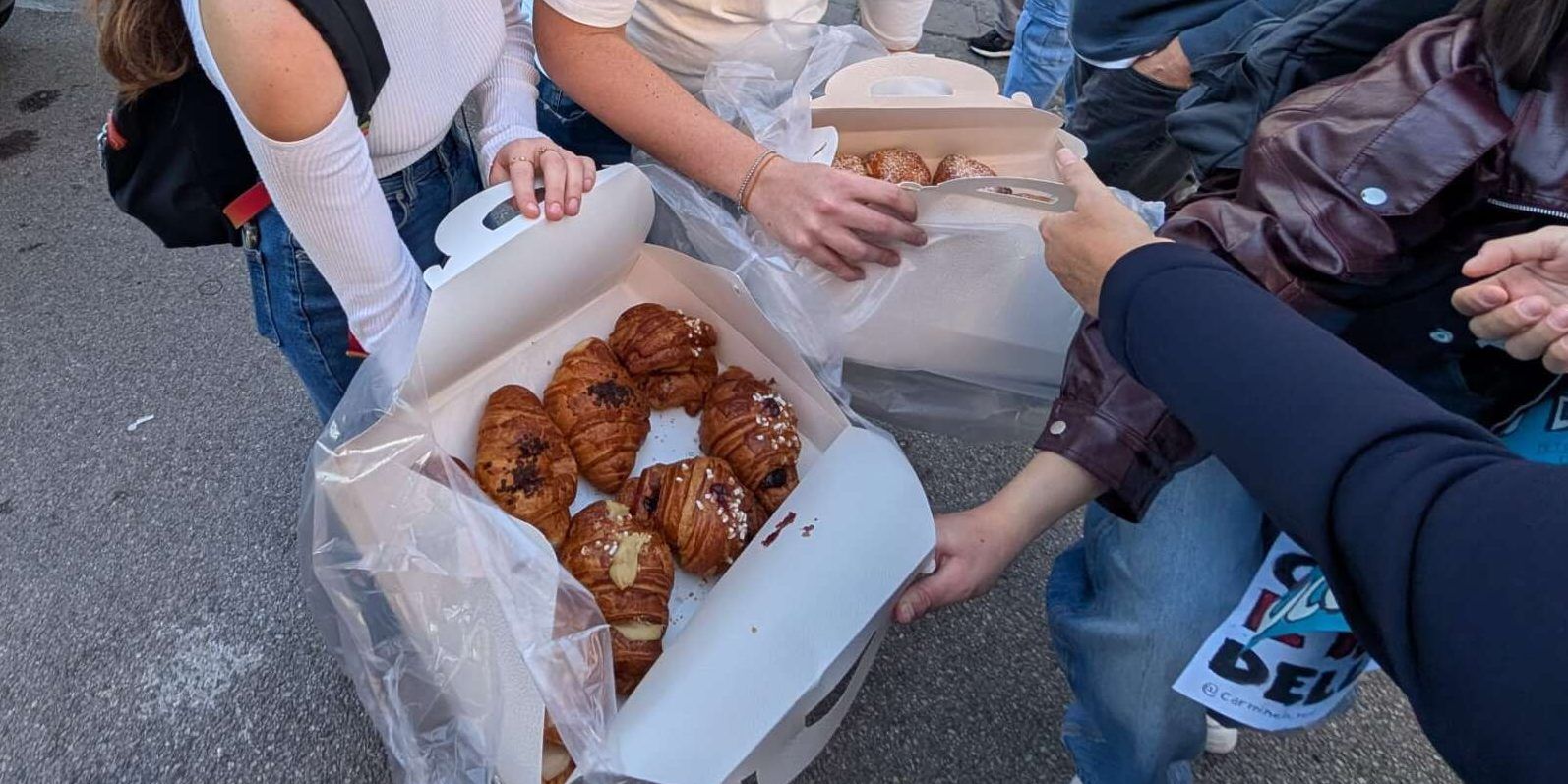 Napoli, manifestanti offrono sfogliatelle ai poliziotti