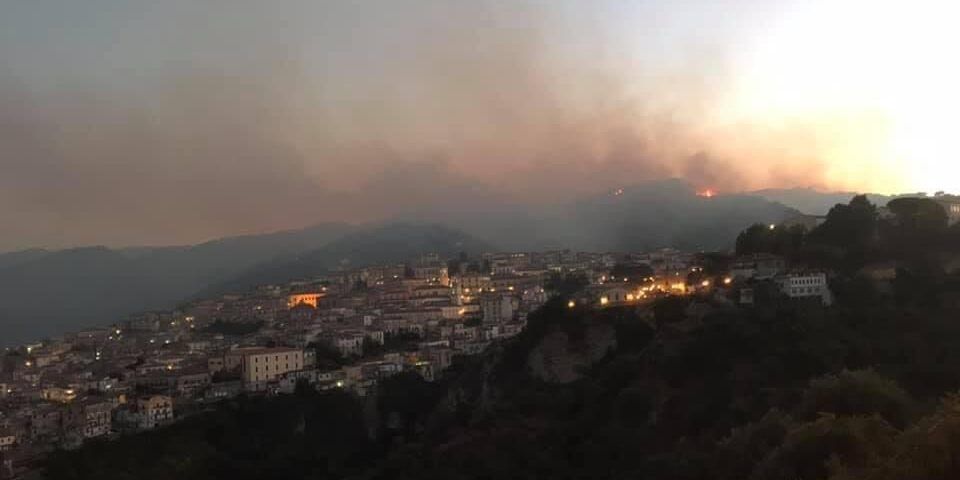La montagna rossanese continua a bruciare, il centro storico avvolto dal fumo