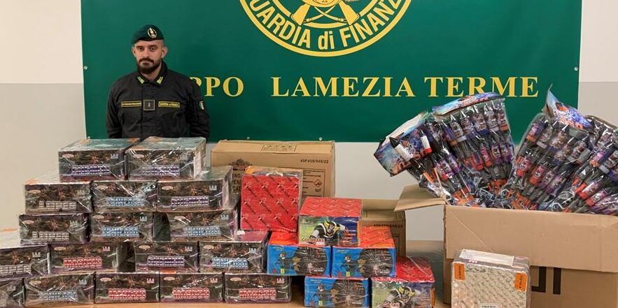 Lamezia, sequestrato un quintale di fuochi d’artificio detenuti illegalmente