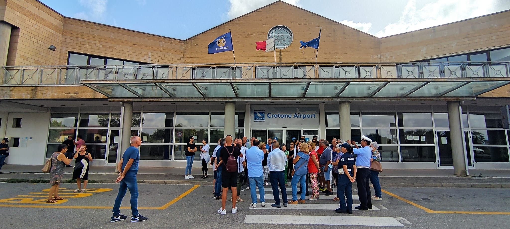 Sit-in del Comitato aeroporto di Crotone, impegno del sindaco di Isola per un tavolo tecnico