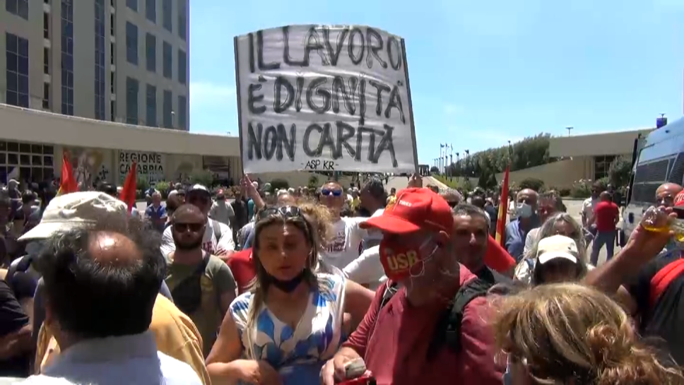 Ex tirocinanti Miur Calabria. «Noi vincitori di concorso, ma a casa da mesi»