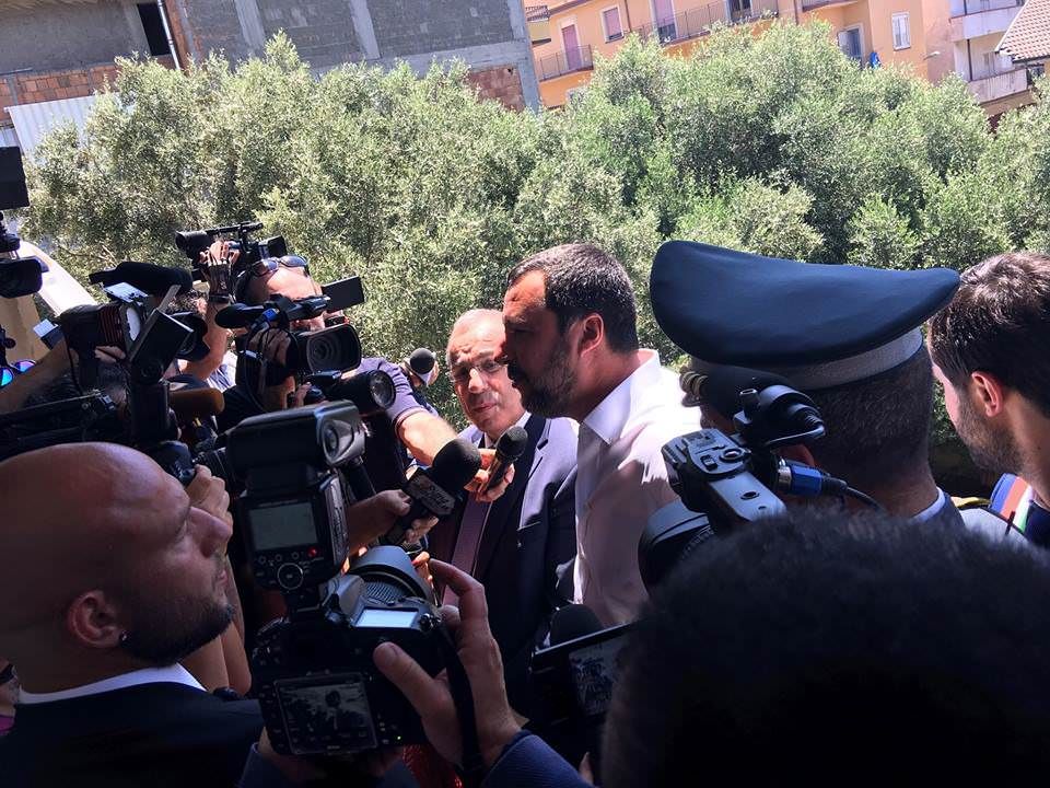 La festa del ministro-rockstar ("rovinata" da un'ergastolana) – VIDEO