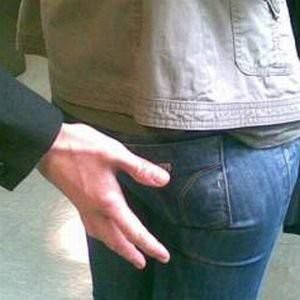 Tenta di palpeggiare minorenne, denunciato 30enne