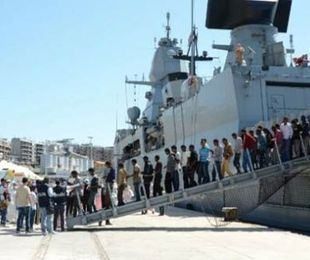 Reggio, i profughi bloccati in nave per altri due giorni
