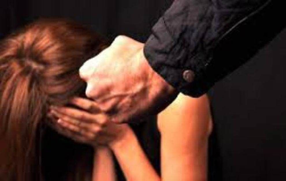 Picchia l’ex moglie, arrestato 38enne