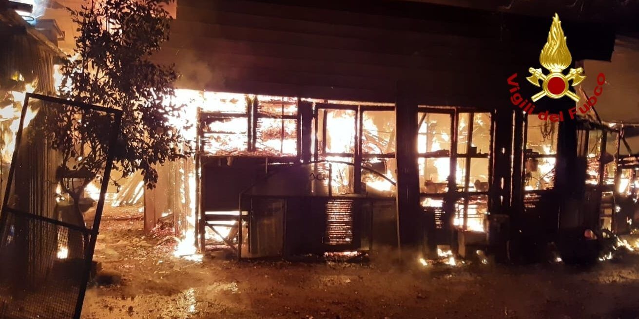 Chiaravalle, distrutto dalle fiamme un deposito di carpenteria – FOTO