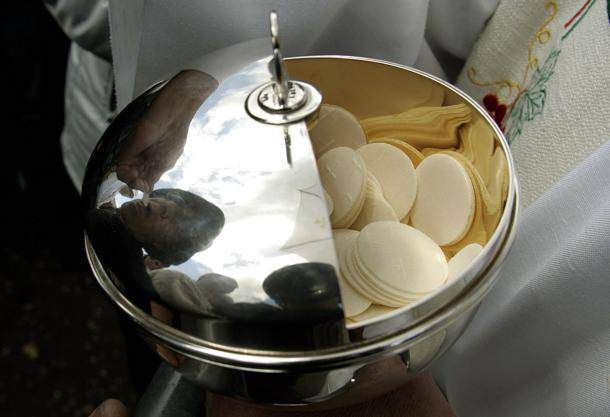 Furto di ostie nel Crotonese, ipotesi satanismo