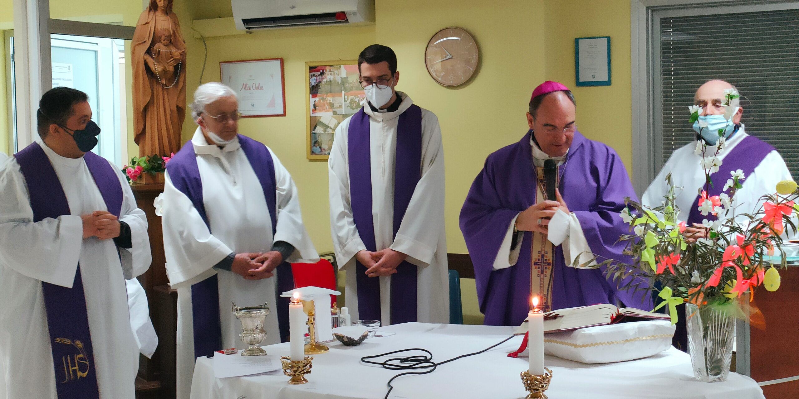 Settimana Santa, il vescovo di Lamezia celebra messa nel reparto di oncologia dell’ospedale