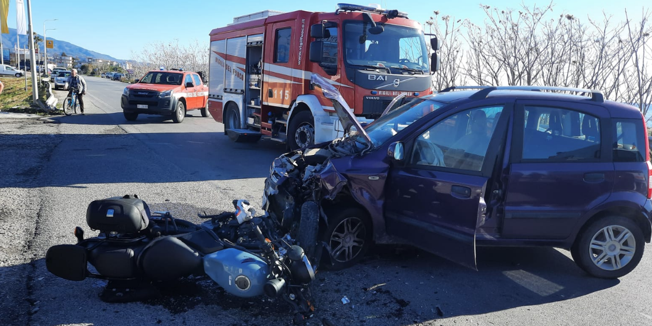 Scontro tra auto e moto sulla SS106, ferita una donna