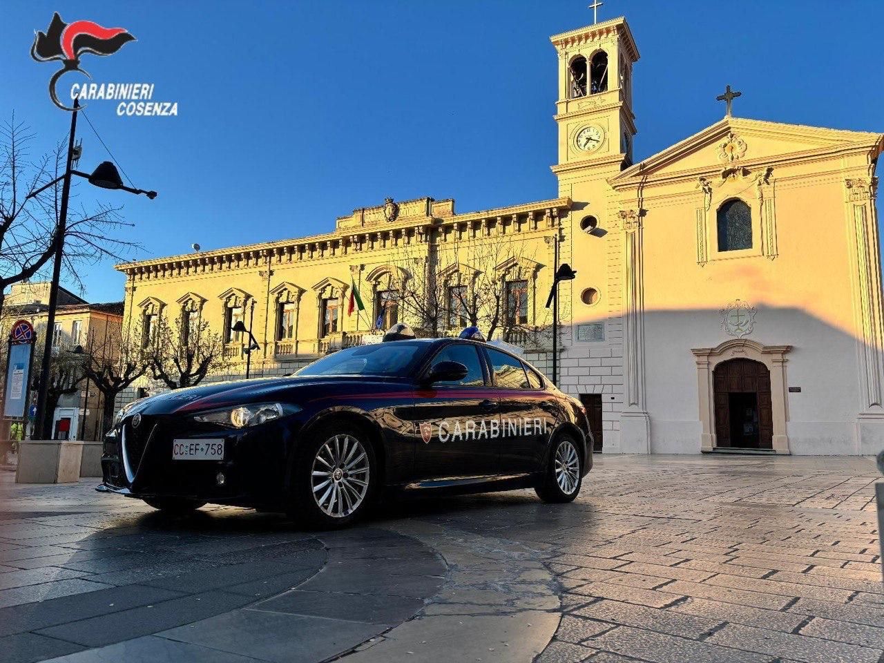 Lancia dalla finestra la droga per evitare i controlli: un arresto nel Cosentino