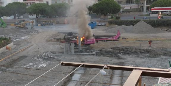 Amantea, in fiamme escavatore impegnato in un grosso cantiere