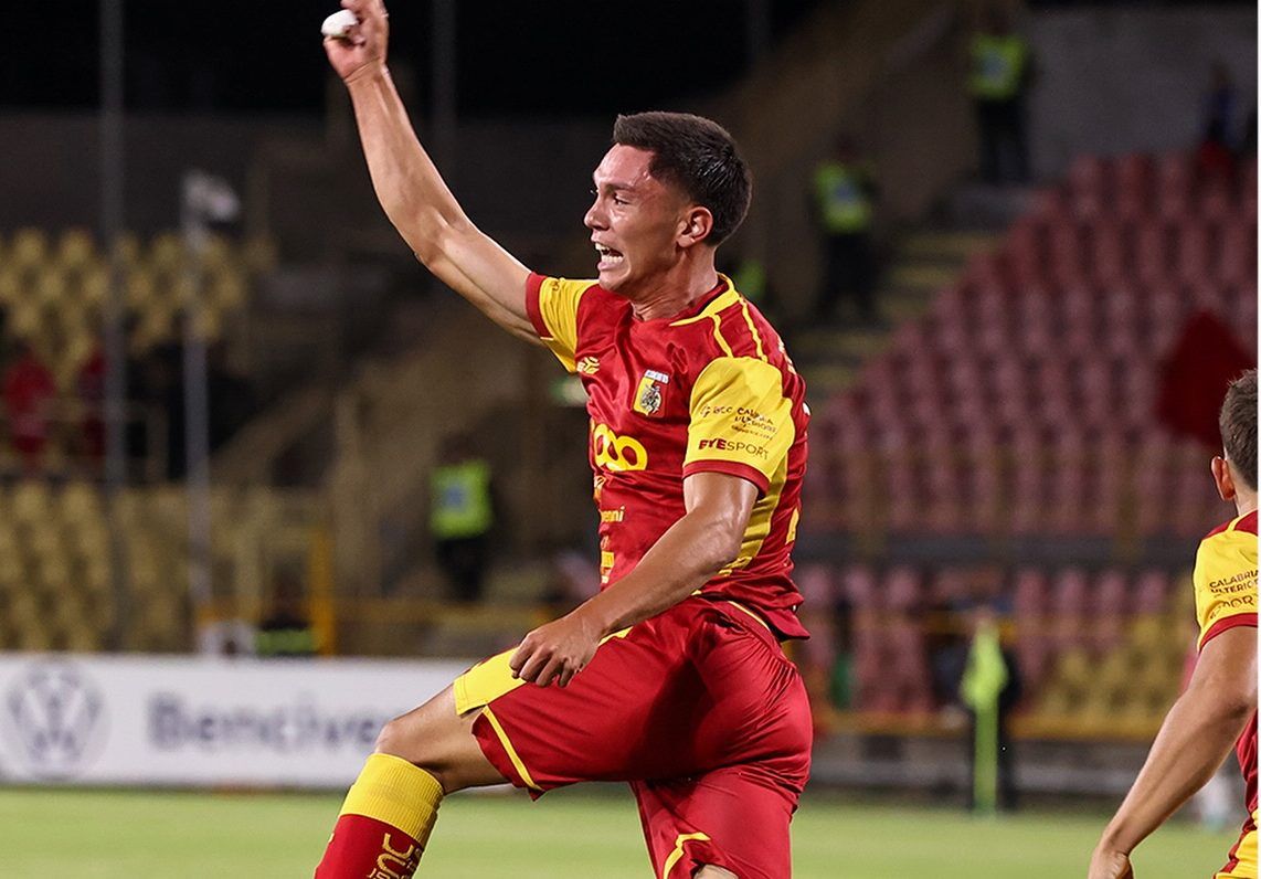 Il Catanzaro va sotto 0-2, poi rimonta e trova un altro pareggio: con la Juve Stabia finisce 2-2