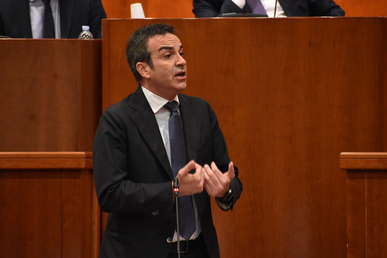 Occhiuto difende le scelte su acqua e rifiuti: «Non possiamo perdere tempo». Ma la votazione è rinviata