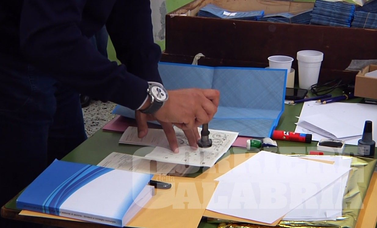 «Scheda ballerina e irregolarità diffuse». Perché il Tar ha annullato il voto a Lamezia