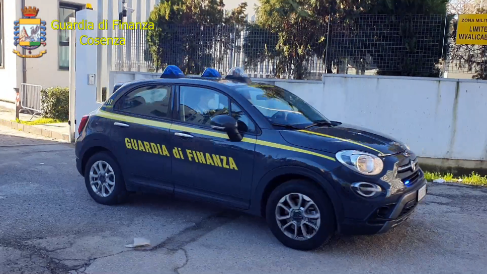 Cosenza, sequestrate 80mila luci decorative e addobbi natalizi non sicuri