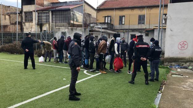 Gioia Tauro, migranti giocano a calcio senza autorizzazione e in 48 finiscono denunciati