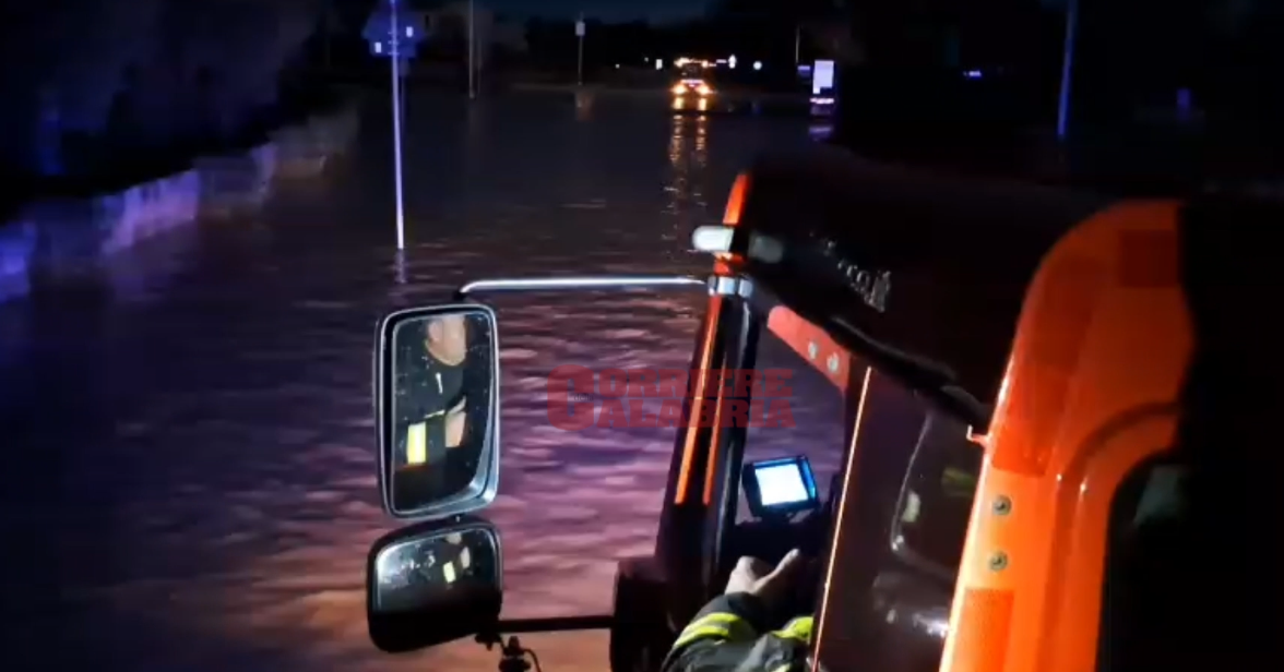 Si rompono gli argini e il Crati esonda ancora: Laghi di Sibari invasi di nuovo dall’acqua – VIDEO