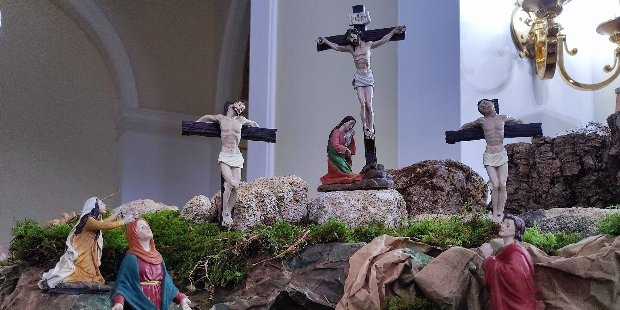 Emozione e devozione a Cortale, nella chiesa madre allestito il presepe di Pasqua – FOTO