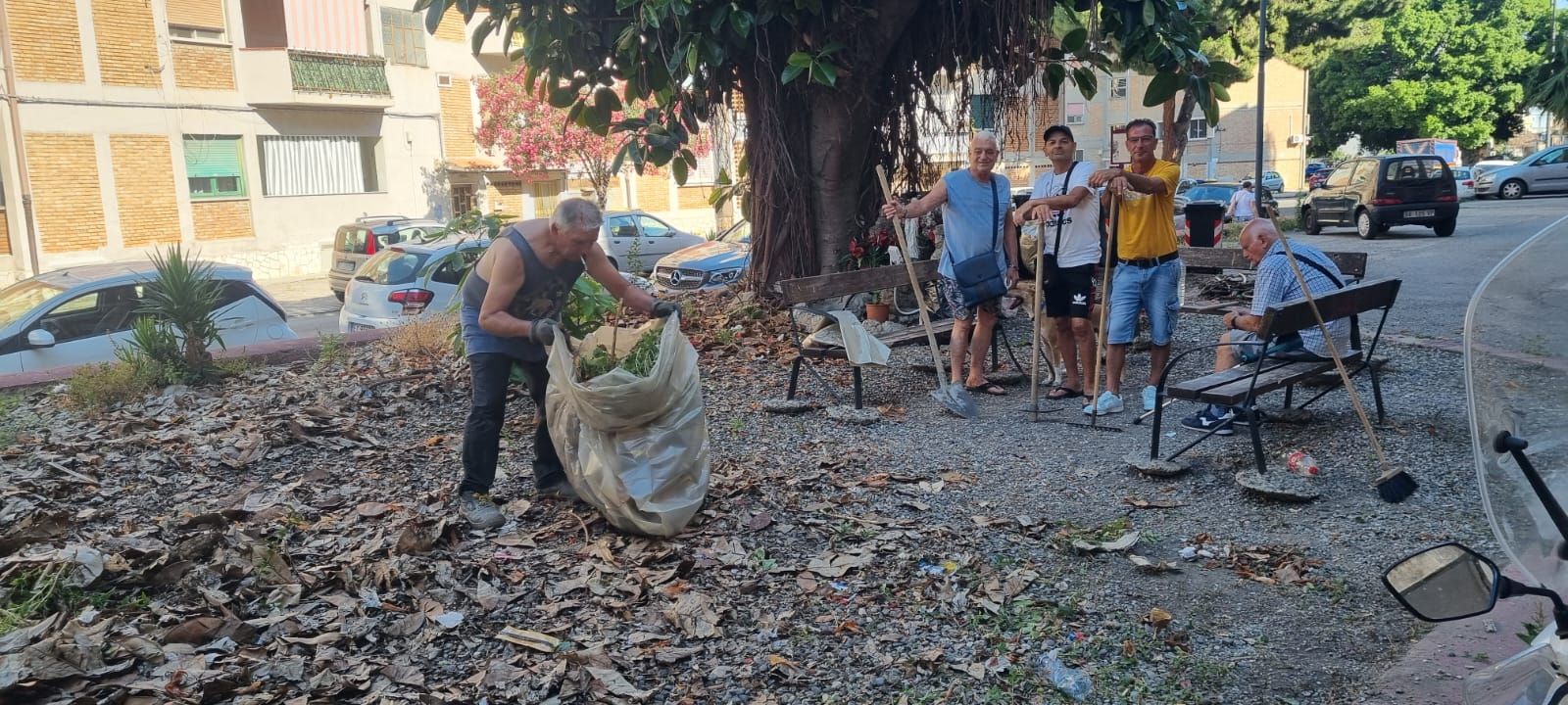 Reggio Calabria, abitanti del quartiere Gebbione ripuliscono una piazza