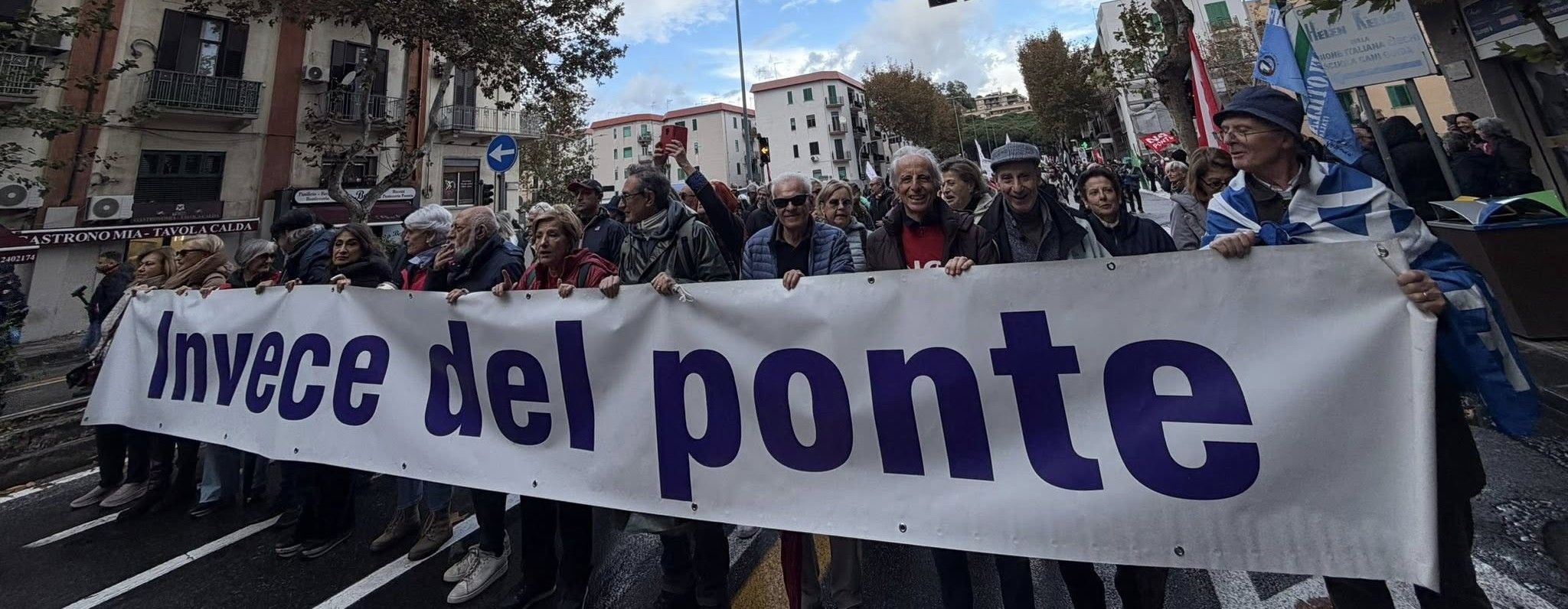 “No Ponte” sullo Stretto, in migliaia sfilano a Messina