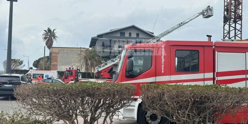 protesta siderno uomo su una gru