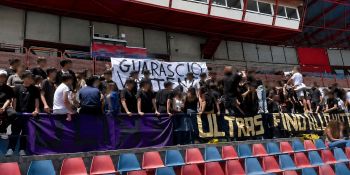 Cosenza, tensioni alla Partita del Cuore dopo uno striscione contro Guarascio: ferito uno studente. Il sindaco: «Clima preoccupante»