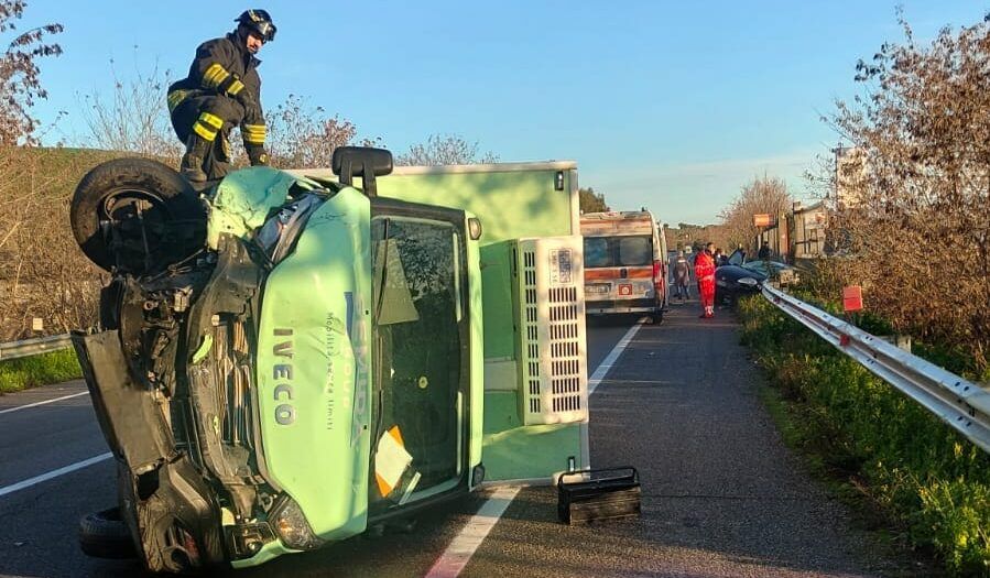 Brutto scontro tra un’auto e un furgone sulla statale 106 nel Crotonese, un ferito non grave