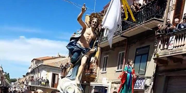 Vibo, all’Affruntata attimi di panico per la statua del Cristo Risorto che rischia di cadere – VIDEO