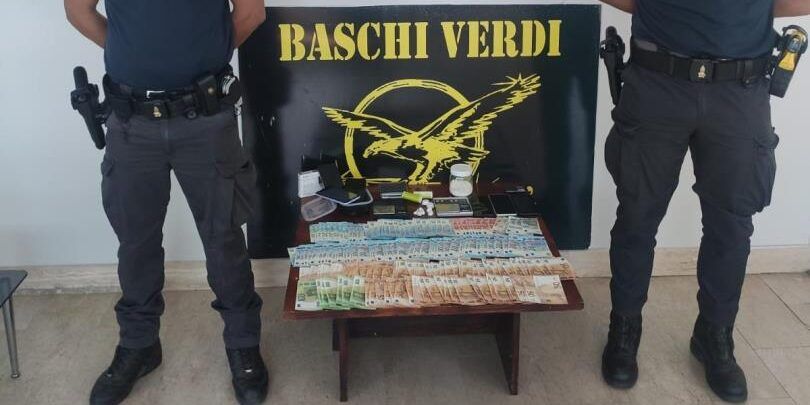 Nocera Terinese,  spacciatore di droga arrestato da finanzieri travestiti da bagnanti