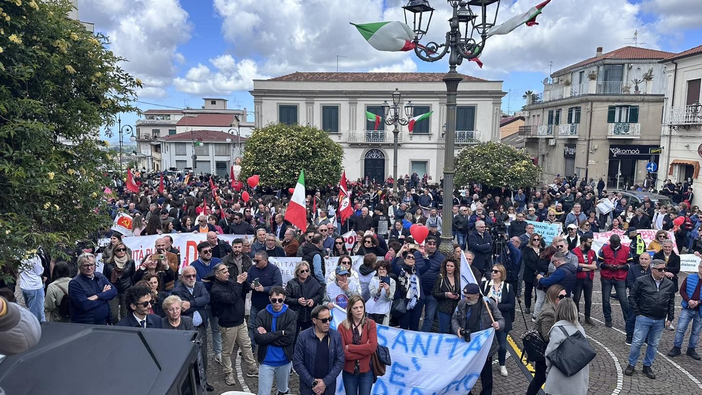“Sanità chiama”, il territorio risponde. A Polistena la manifestazione in difesa dell’ospedale – FOTO