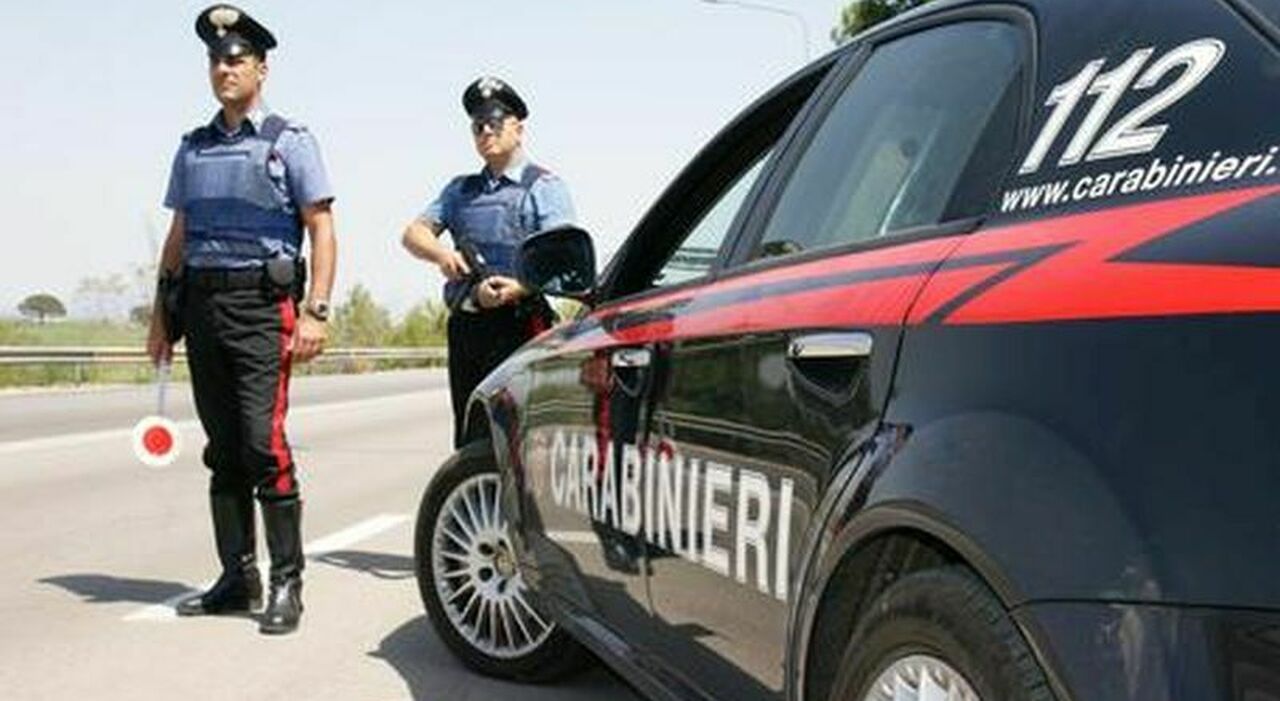 Forza un posto di blocco e cerca di investire un carabiniere, arrestato 20enne nel Crotonese