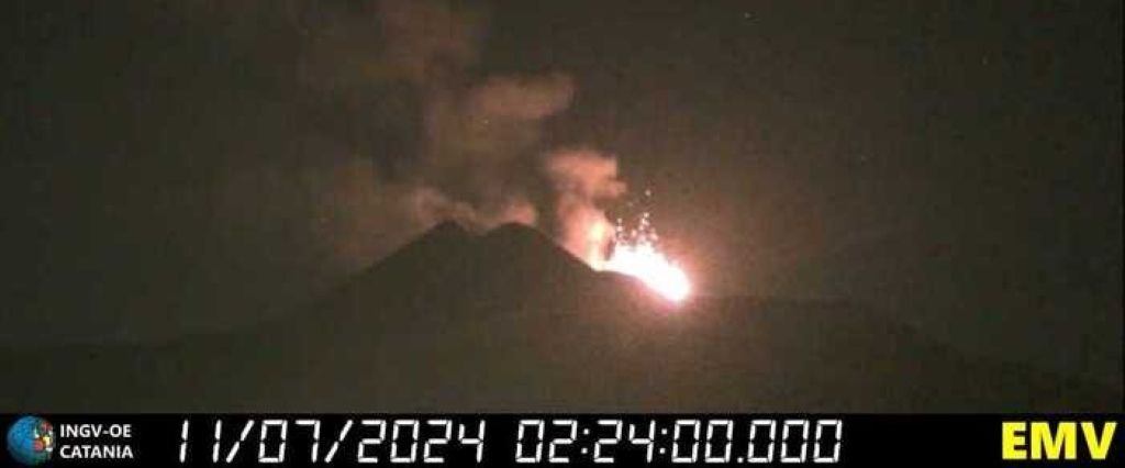 Etna, attività stromboliana e cenere vulcanica dal cratere Voragine