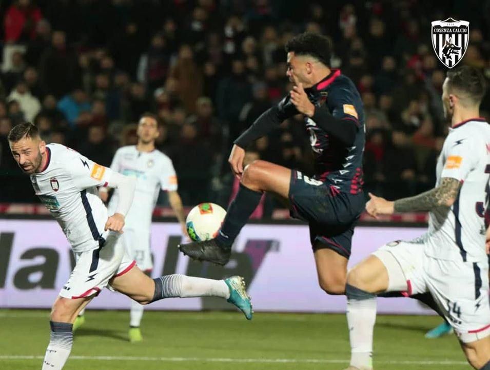 Il Crotone festeggia il derby, il Cosenza recrimina per un gol fantasma