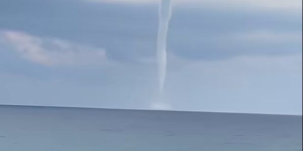 Tromba marina al largo di Pizzo, spettacolo (senza danni) tra cielo e mare – VIDEO
