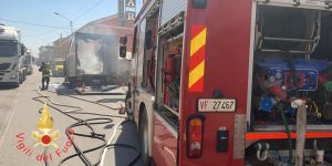 In fiamme un camion sulla SS106 a Botricello, in salvo il conducente – VIDEO