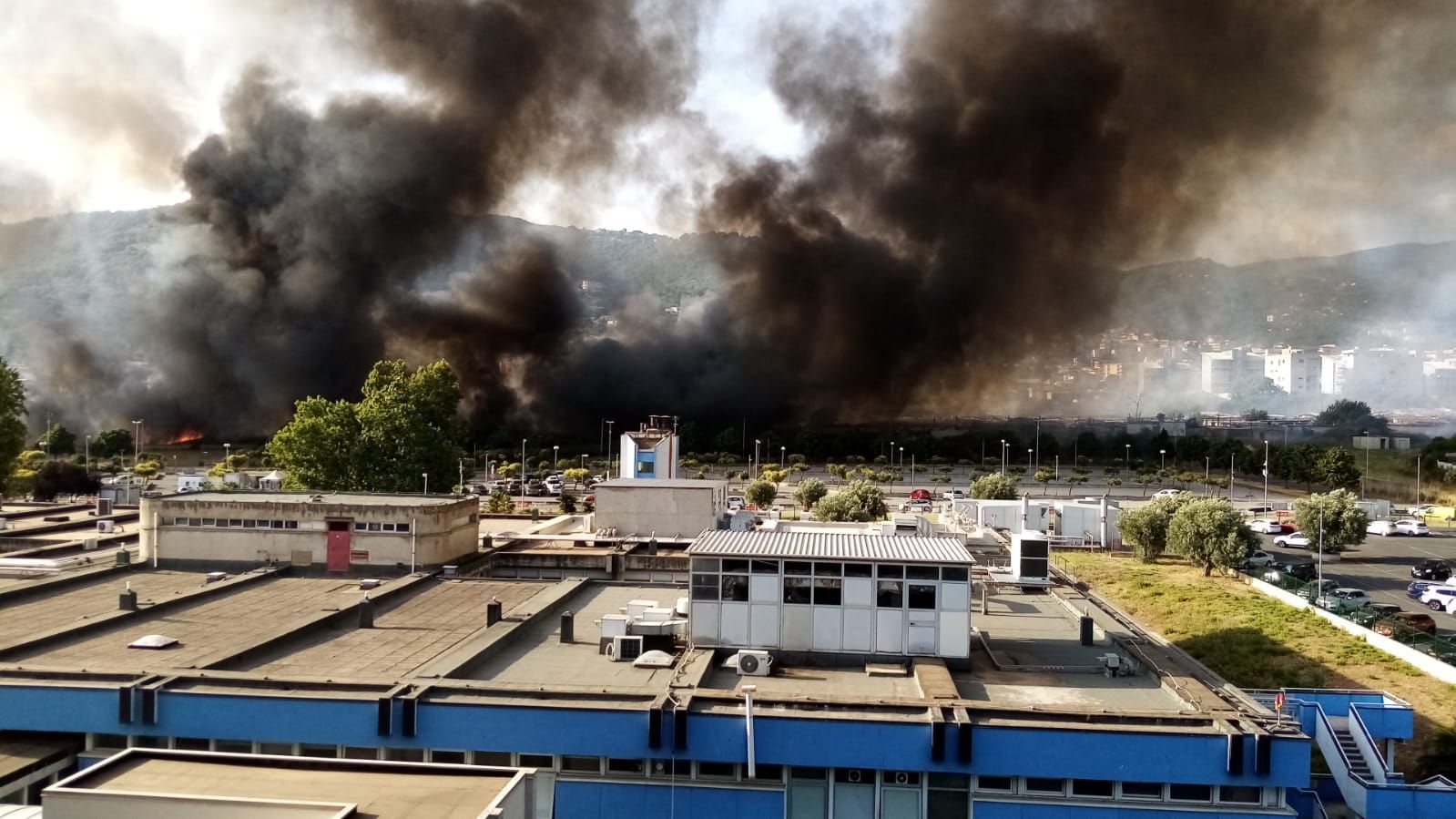 Lamezia, spaventoso incendio al campo rom lambisce l’ospedale – VIDEO